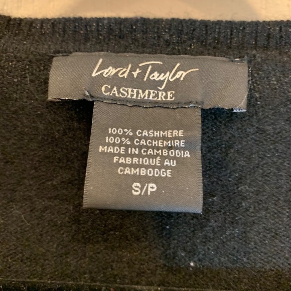 Lord & Taylor – 100% Cashmere Fine Knit Sweater - V-neck - Picture 3 of 3